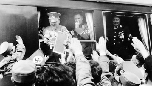 Auf Wahlkampfreise 1938 in Österreich im Zug: Adolf Hitler (links) und Jakob Werlin (rechts außen). Foto: ullstein bild/Heinrich Hoffmann