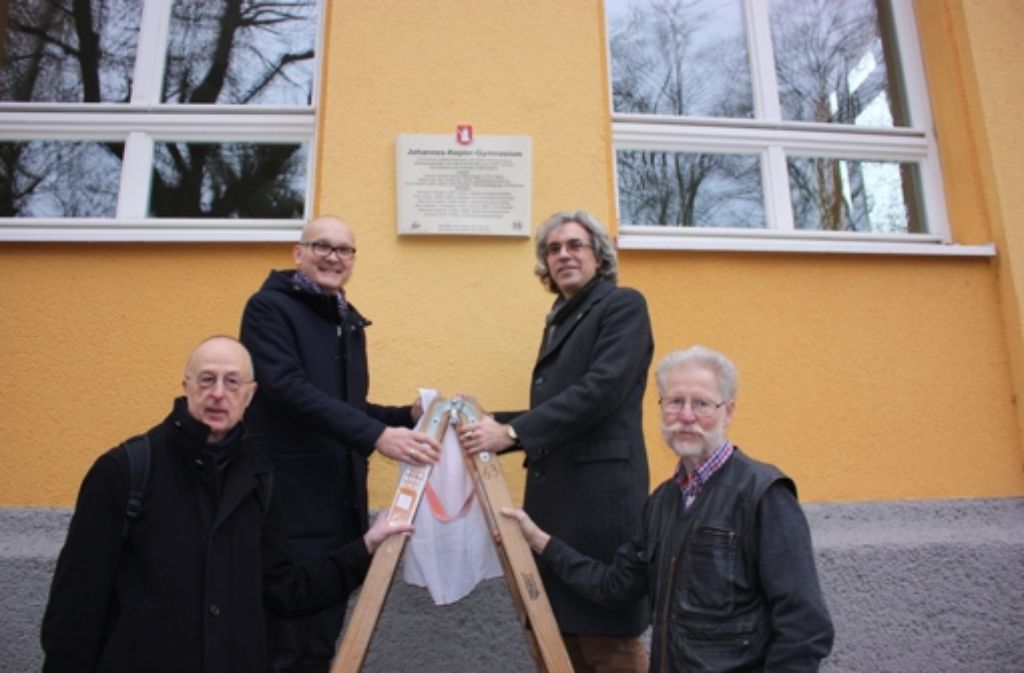 Manfred Schmid, Christian Klemmer, Olaf Schulze und Hans Betsch (von links) enthüllen die neue Tafel. Foto: Annina Baur