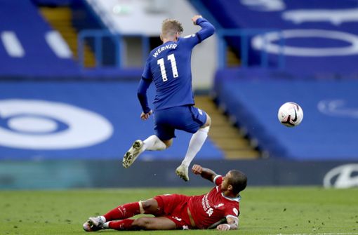 Timo Werner überspringt Thiago – zum Sieg gegen Liverpool reicht es aber nicht. Foto: dpa/Matt Dunham