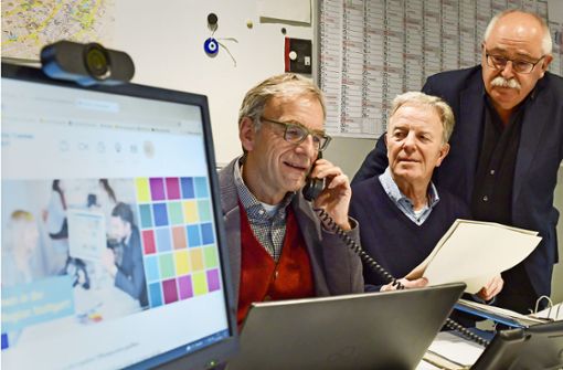 Die früheren Bürgermeister Werner Wölfle und Martin Schairer sowie der frühere Schairer-Referent Hermann Karpf (von links) sind am Telefon. Foto: Lichtgut/Max Kovalenko