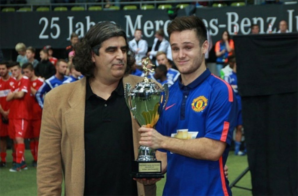 Joe Riley (rechts) von Manchester United wird zum besten Spieler in Sindelfingen gewählt.