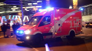 Rettungsfahrzeuge transportieren Verletzte vom Tatort am Berliner Breitscheidplatz in Krankenhäuser. Foto: dpa