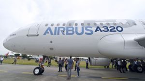Interessierte sehen sich eine Maschine des Typs Airbus A320neo an. (Archivfoto) Foto: AFP