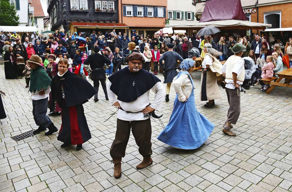 Auftritte von Gewandeten gehören beim Historischen Markt dazu – die Kinder freuen sich königlich.