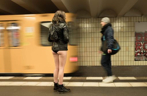 „No Pants Subway Ride“ – unter diesem Motto stiegen am Sonntag viele Menschen ohne Hosen in die U-Bahn, wie hier in Berlin. Foto: dpa