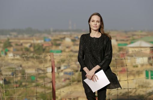 So schön kann das personifizierte Leid aussehen: Die kreidebleiche Angelina Jolie in Trauerkleidung, im Hintergrund das Flüchtlingslager in Bangladesch. Foto: AP