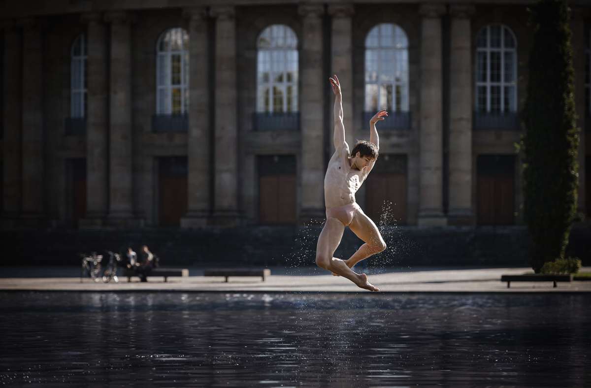 Flug über den Eckensee: Kammertänzer und Ballettweltstar Friedemann Vogel springt über dem Wasser vor dem Opernhaus. Foto: Roman Novitzky