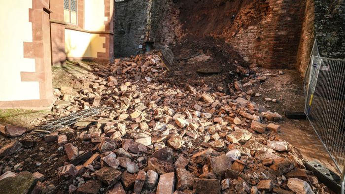Historische Sandsteinmauer stürzt ein – Suchhunde im Einsatz