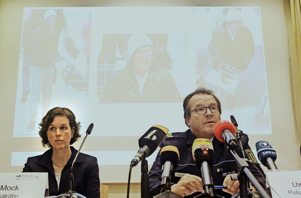 Petra Mock (Ministerium) und Uwe Stürmer (Polizei) vor dem Fahndungsfoto des mutmaßlichen Erpressers. Foto: dpa
