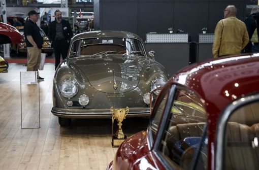 Ein von der Retro Classics ausgezeichneter Porsche steht in Halle 1 der Landesmesse Stuttgart. Das Bild wurde im Ende Februar 2020 aufgenommen. Foto: Lichtgut/Julian Rettig