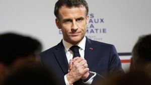 Macron zieht den „Revolver der Demokratie“