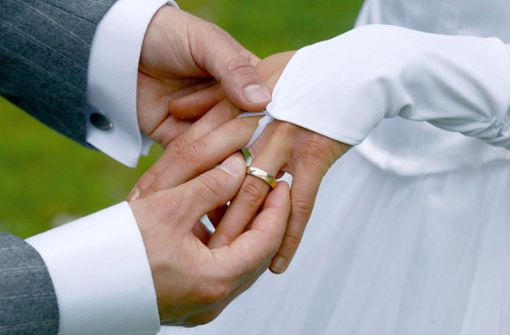 Bei einer Hochzeit sollten Braut und Bräutigam im Mittelpunkt stehen. Foto: dpa