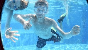 Daumen hoch: Wer als Kind schwimmen kann, ist klar im Vorteil. Foto: dpa