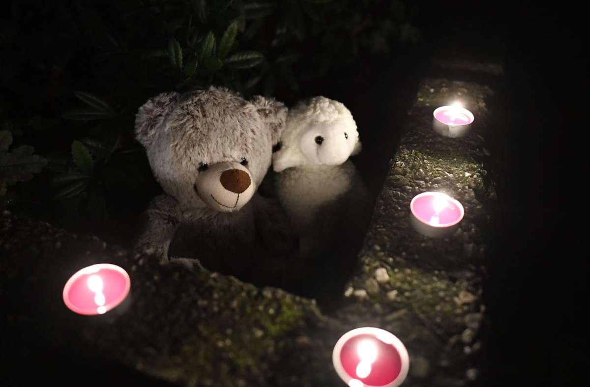 Teddys und Kerzen wurden vor einem Wohnhaus in Solingen niedergelegt. Eine 27-Jährige  soll dort  fünf ihrer Kinder umgebracht haben. Die Mutter versuchte danach, sich selbst zu töten, überlebte aber schwer verletzt. Foto: dpa/Roberto Pfeil