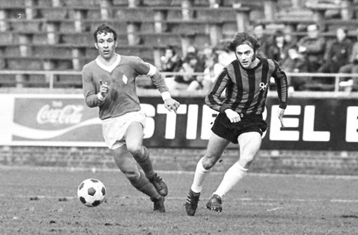 Im Foto von 1972 sind Hannover 96 Spieler Willi Reimann (rechts)  und Werder Bremens Kapitän Horst-Dieter Höttges zu sehen. (Archivbild) Foto: IMAGO/Rust/ via www.imago-images.de