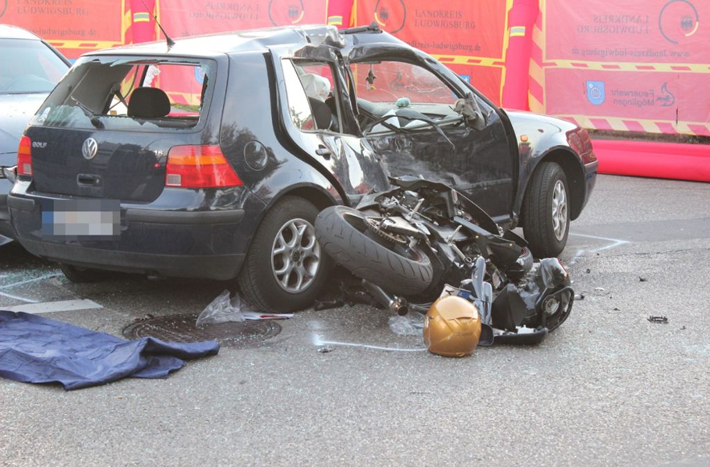Die Polizei meldet einen tödlichen Verkehrsunfall in Tamm bei Ludwigsburg.