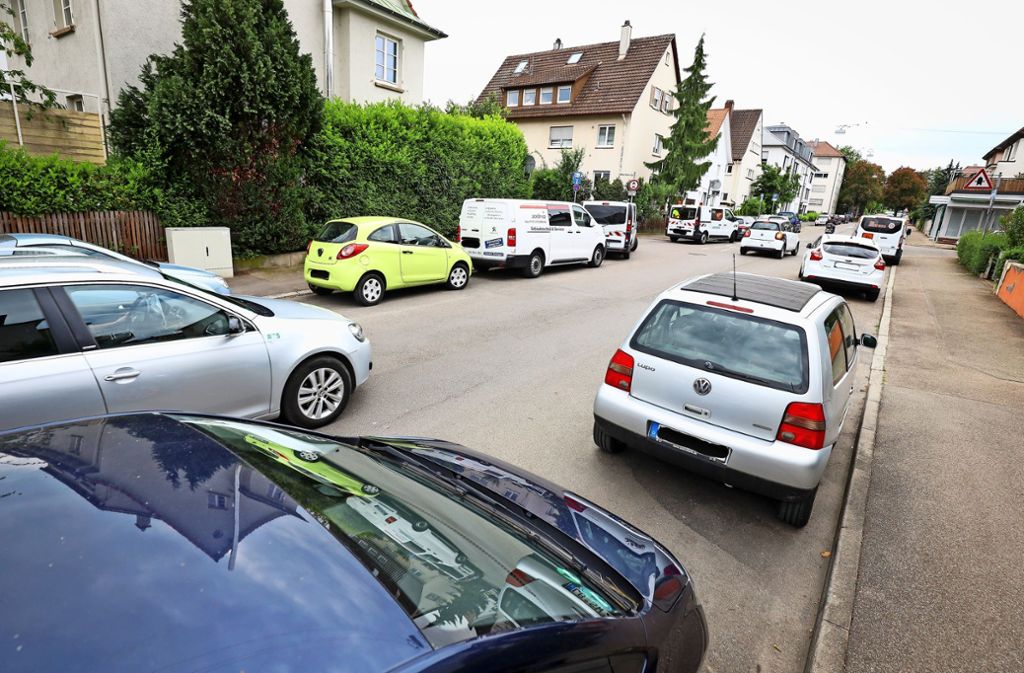 Autos ohne Ende: Wie hier in der Mörikestraße sind Parkplätze in der ganzen Weststadt Mangelware. Foto: factum/Simon Granville
