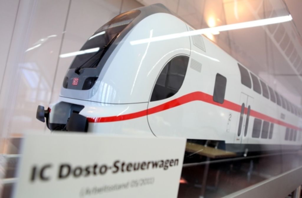 Der neu entwickelte  IC Dosto – hier ein Modell -, der ab 2017 zwischen Stuttgart, Zürich und Karlsruhe sowie Nürnberg fahren soll, wird Mobilfunkverstärker, Familienbereiche sowie Fahrradabstellplätze haben Foto: Jan Reich