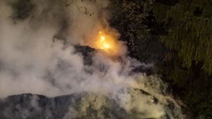 Aus noch ungeklärter Ursache brannten in Uhingen 37 Heuballen. Die Feuerwehr war vor Ort und löschte den Brand. Foto: SDMG