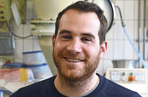 Bäcker aus Leidenschaft: Tobias  Bernatek in der Bäckerei Ziegler in Murr. Foto: Werner Kuhnle
