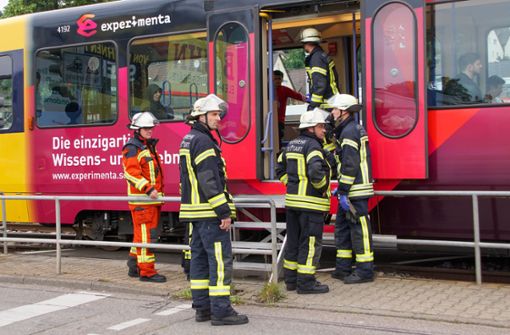 Die Feuerwehr ist für Fahrgäste oft die einzige Aussteigehilfe, wie hier bei einem anderen Unfall in Stuttgart. (Symbolfoto) Foto: 7aktuell.de/Andreas Werner