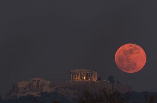 Seltene Ansicht: Supermond über Griechenland Foto: dpa/Petros Giannakouris