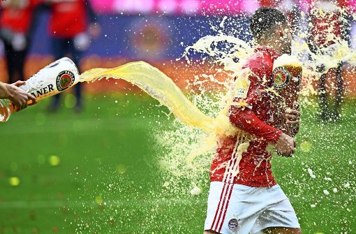 Mal sehen, wer in der kommenden Saison wen nass macht auf dem Feld: Ein Prosit auf die Bundesliga. Foto: Getty