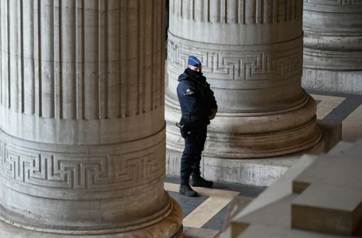 Ein Polizist vor dem Gerichtsgebäude in Brüssel Foto: AFP