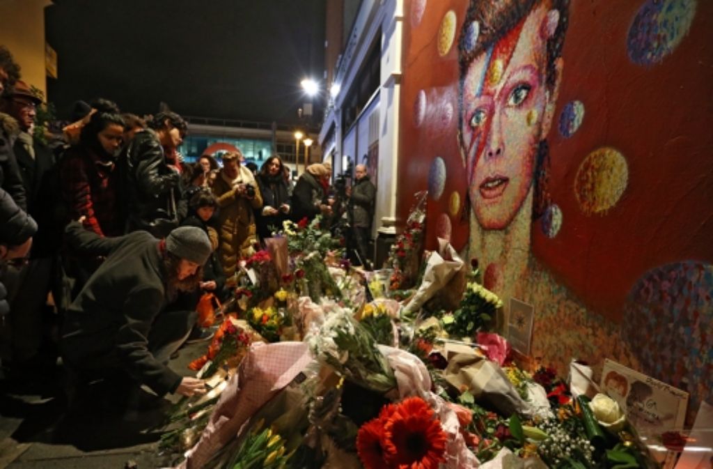 In David Bowies Geburtsort Brixton legten unzählige Fans Blumen nieder.