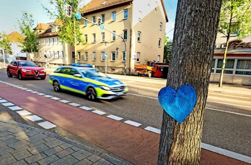 Ein blaues Herz an der Steinengrabenstraße erinnert nach der Bluttat an das 27-jährige Opfer. Foto: 7aktuell.de/Daniel Jüptner