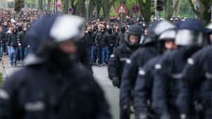 Polizei setzt mehr als 200 Fußball-Fans fest