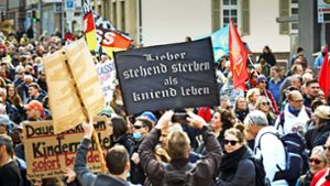 Heftige Parolen, blanke Gesichter – die Demo am Karsamstag in Stuttgart. Foto: Lichtgut/Julian Rettig