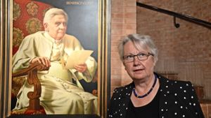 Annette Schavan in ihrer Residenz neben   einem Bild von Benedikt XVI Foto: STN