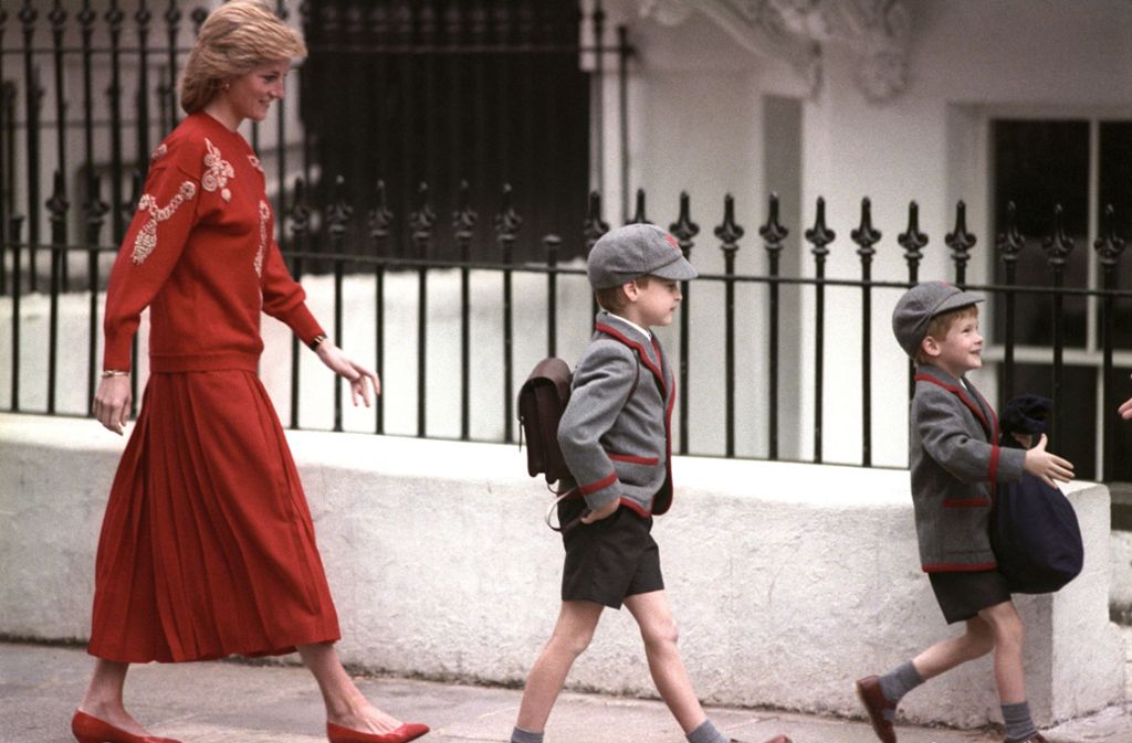 Vor allem Prinz Harry hat eine Aversion gegen die Boulevardmedien und sagt, dass er sich niemals so schikanieren lassen wird wie einst seine geliebte Mutter. Hier sieht man ihn ganz rechts  im Bild als Schuljunge 1989, vor seinem Bruder William und seiner Mutter Diana.