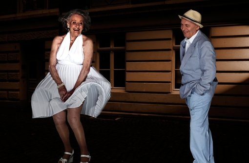 Ingeburg Giolbass (84) und Erich Endlein (88) geben im Senioren-Kalender Das verflixte siebte Jahr. Foto: Contilia Gruppe/Essen Werntges S