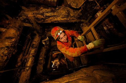 Petra Boldt vom Höhlenverein Blaubeuren (Archivfoto) steigt die glitschige Leiter zur Vetterhöhle hinab. Die Vetterhöhle ist eine Karsthöhle auf der Schwäbischen Alb in der Nähe des Blautopfs bei Blaubeuren und Teil des weitverzweigten Blauhöhlensystems. Foto: Heinz Heiss