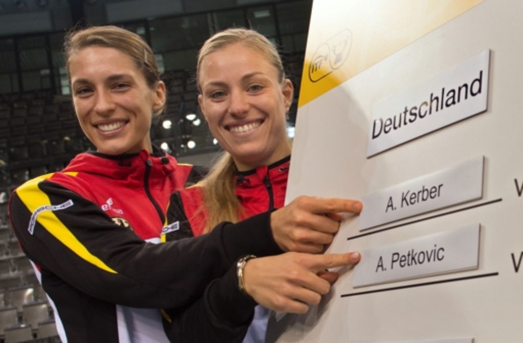 Andrea Petkovic (links) startet in Stuttgart beim Fed Cup für Deutschland im Einzel.