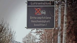 Auf der B 14 in der Stuttgarter City wird um angepasstes Tempo gebeten. Hintergrund: Die EU-Grenze von maximal 35 Tagen pro Jahr mit Grenzwertüberschreitungen der Luftschadstoffe wurde gerissen Foto: Lichtgut/Achim Zweygarth