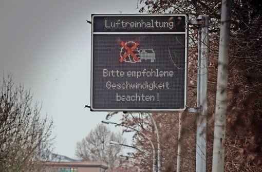 Auf der B 14 in der Stuttgarter City wird um angepasstes Tempo gebeten. Hintergrund: Die EU-Grenze von maximal 35 Tagen pro Jahr mit Grenzwertüberschreitungen der Luftschadstoffe wurde gerissen Foto: Lichtgut/Achim Zweygarth