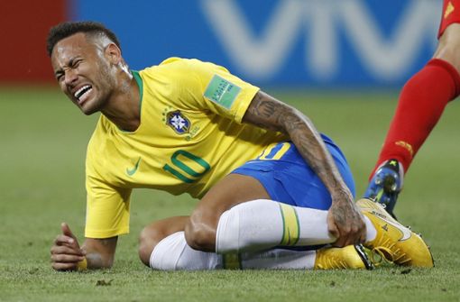 Ein häufiges Bild bei der WM 2018: Neymar krümmt sich – vermeintlich vor Schmerzen – am Boden. Nur einer von vielen Aufregern in Russland. Foto: AP