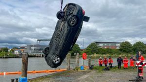 Auto versinkt in Hafenbecken - zwei Tote
