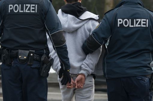 Polizisten nehmen im bayerischen Pocking einen Mann fest. Foto: dpa