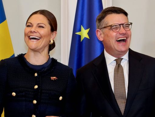 Sichtlich gut gelaunt: Kronprinzessin Victoria von Schweden mit Ministerpräsident Boris Rhein. Foto: imago images/Hannelore Förster