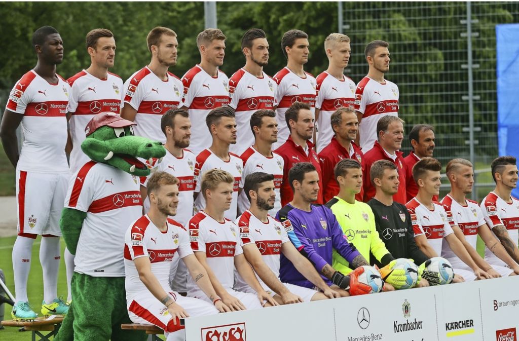 Das aktuelle VfB-Aufgebot – mit 20 Spielern, vier Trainern und dem Maskottchen Fritzle Foto: Baumann