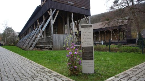 Eine Stele erinnert in dem niedersächsischen Kurort Bad Salzdetfurth an das Leid der Verschickungskinder. Foto: Christian Behrens/Diakonie in Niedersachsen/dpa
