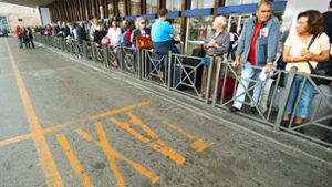 Warteschlange vor einem  Taxistand am Bahnhof Roma Termini Foto: dpa/Massimo Percossi