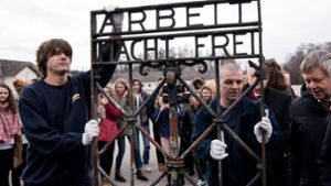 Das gestohlene Eingangstor ist wieder zurück in der KZ-Gedenkstätte Dachau. Foto: dpa