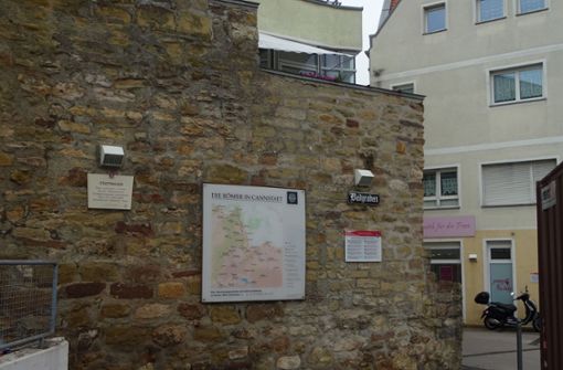 Die neue Überblickstafel zeigt, wo in Bad Cannstatt römische Spuren zu finden sind. Foto: Eberhard Köngeter