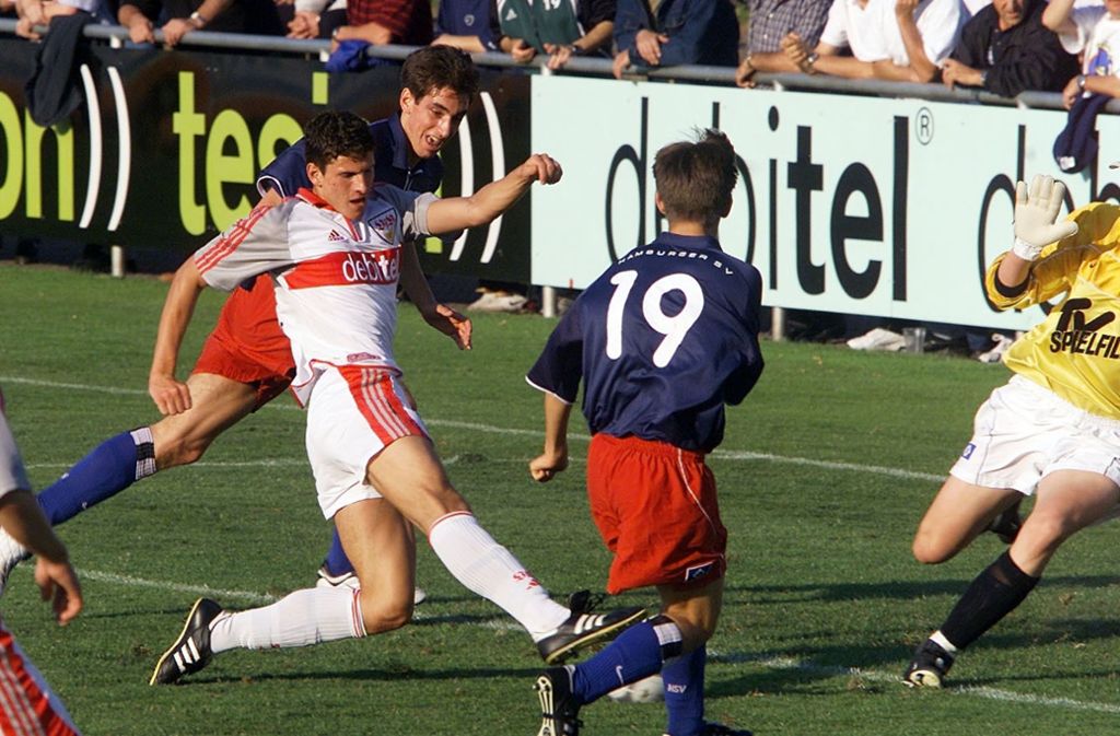 Im Jahr 2001 kommt Mario Gomez vom SSV Ulm in die Jugendabteilung des VfB Stuttgart. Schon ein Jahr später steht er mit den B-Junioren im Finale um die Deutsche Meisterschaft. Im Halbfinale hatte sich der VfB gegen den Hamburger SV durchgesetzt, im Endspiel unterlagen Gomez und seine Kollegen dem FC Schalke 04 1:3.