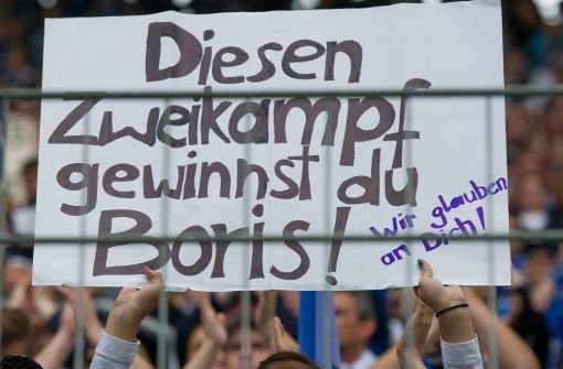 Ein weiblicher Hoffenheimer Fan hält nach Spielende der Partie gegen Augsburg am Samstag ein Plakat mit der Aufschrift Diesen Zweikampf gewinnst du Boris! in die Höhe. Foto: dpa